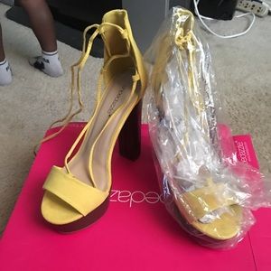 Brand new dress sandal ,carmyn yellow size 9